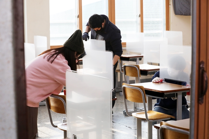 2022학년도 수능 시험 시간에는 책상 칸막이가 설치되지 않는다. 다만 점심시간에는 3면 칸막이를 설치해야 한다. 사진은 지난해 11월26일 경기 수원시 수성고등학교에서 2021학년도 수능을 앞두고 책상 칸막이를 설치하는 모습. /사진=뉴스1