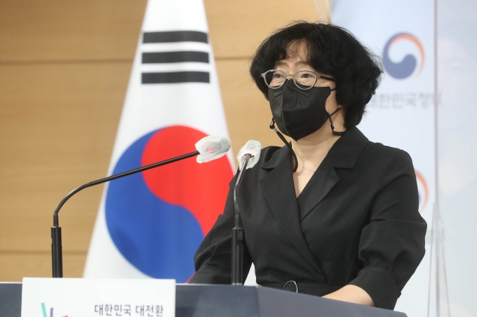 윤순진 2050 탄소중립위원회 민간 공동위원장이 5일 서울 종로구 정부서울청사에서 세 가지 종류의 탄소중립 시나리오 초안과 주요내용을 발표하고 있다. / 사진=뉴시스