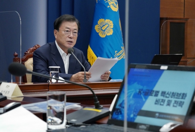 5일 문재인 대통령이 "내년 상반기에 국산 1호 백신 상용화가 기대된다"고 말했다. 사진은 문 대통령이 이날 청와대에서 열린 K-글로벌 백신 허브화 비전 및 전략 보고대회에서 발언하는 모습. /사진=뉴스1(청와대 제공)
