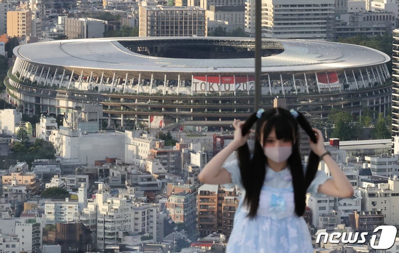 사진 폐막식 진행되는 도쿄국립경기장 앞에서 '찰칵' - 머니S