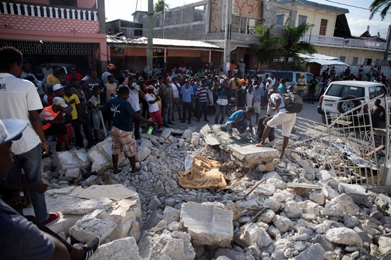 16일 문재인 대통령이 아이티 강진으로 대규모 인명·재산 피해가 발생한 것과 관련해 아리엘 앙리 총리 앞으로 위로전을 보냈다. /사진=로이터