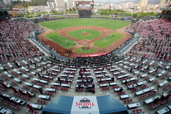 Officials are paying attention to the situation as one of the KIA Tigers' Futures League (2nd team) player, a professional baseball player, has been diagnosed with the novel coronavirus infection (Corona 19). /Photo = News 1