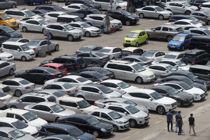 완성차 업계와 중고차 업계의 입장차가 엇갈려 대기업의 중고차 시장 진출 최종 합의가 불발돼 조만간 양측의 또 협의를 진행한다. 사진은 서울시내 한 중고차 매매단지. /사진=뉴스1