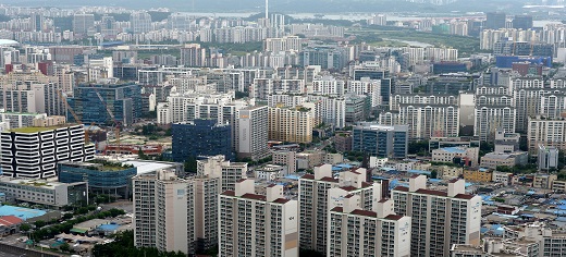 지난해 8월 강남구 아파트 3.3㎡당 평균 전셋값은 3296만원이었다. 1년 새 전셋값이 3.3㎡당 721만원 올랐고 2017년 5월(2533만원) 대비로는 1484만원 뛰었다. /사진=뉴시스