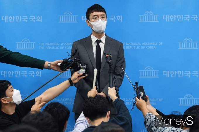 [머니S포토] 野 김웅 "보도된 고발장 나와 관련 없어…루머  엄중히 법적 조치"