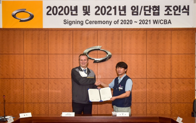 르노삼성차가 1년2개월 임단협을 마무리 짓는 조인식을 거행했다. 사진은 이날 조인식에 서명한 도미닉 시뇨라(왼쪽) 르노삼성차 사장과 박종규 노조 위원장. /사진=르노삼성