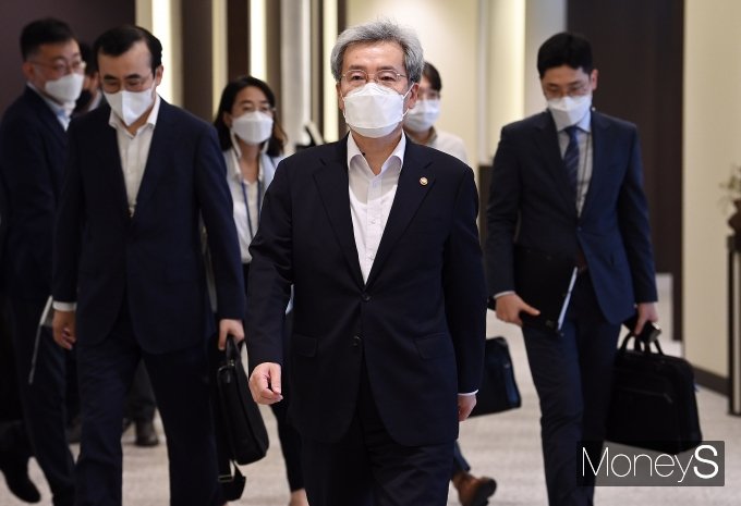 고승범 금융위원장이 10일 오후 서울 중구 전국은행연합회에서 5대 금융지주 회장들과 회동하기 위해 이동하고 있다./사진=장동규 기자