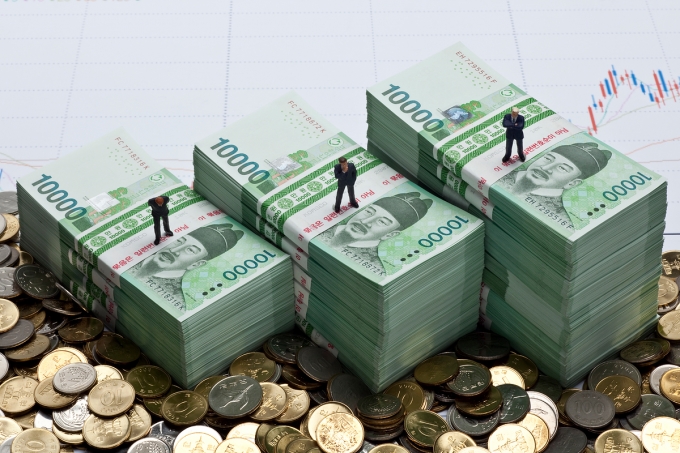 올 7월 시중통화량이 전월보다 32조1000억원 늘었다. 이는 공모주 청약과 주택거래 자금 수요 등으로 저금리 기조 장기화에 따른 '영끌'(영혼까지 끌어모다 대출), '빚투'(빚내서 투자) 열풍이 이어진 결과로 분석된다./사진=이미지투데이
