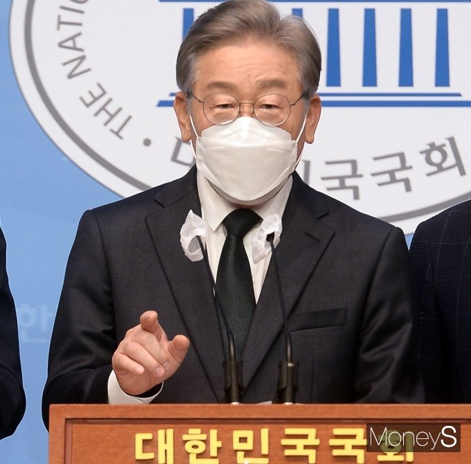 이재명 경기도지사가 기자회견을 열고 '대장동 의혹'에 대해 반박했다. 사진은 14일 국회 소통관에서 기자회견을 하는 이 지사. /사진=임한별 기자