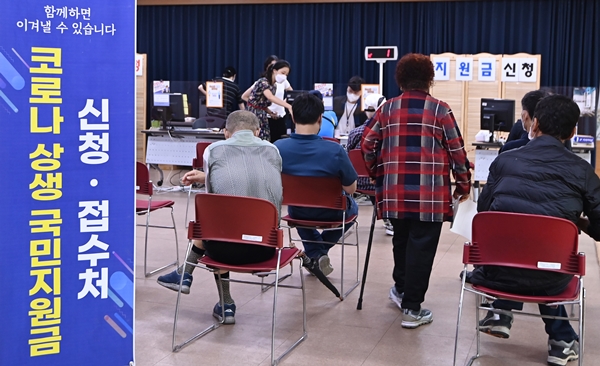 온라인 커뮤니티에 신종 코로나바이러스 감염증(코로나19) 국민지원금을 받지 못한 중국 동포들이 불만을 토로했다는 게시물이 올라왔다. 사진은 지난 13일 경기도 수원시 행궁동 행정복지센터에서 시민들이 지원금을 신청하는 모습. /사진=뉴시스