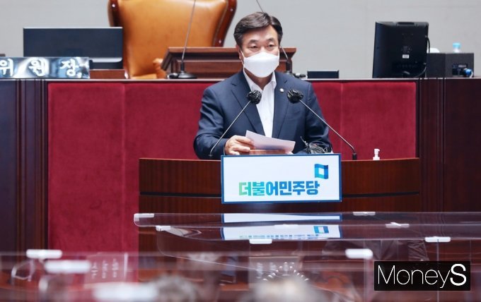 14일 더불어민주당은 15일 단계적 일상 회복으로 전환하기 위해 '위드 코로나(With COVID-19) TF(테스크포스)'를 출범한다. 사진은 윤호중 원내대표가 지난달 25일 서울 여의도 국회 본관 예결위회의장에서 열린 더불어민주당 의원총회에 참석, 금일 본회의 연기 등 원내 상황 보고를 하는 모습. /사진=임한별 기자