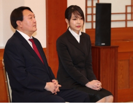 지난 14일 국민대 민주동문회가 김건희씨 논문 의혹과 관련해 철저한 검증을 요구했다. 사진은 지난 2019년 7월25일 윤석열 전 검찰총장 임명식 수여식에 자리한 윤 전 총장과 김씨. /사진=뉴스1