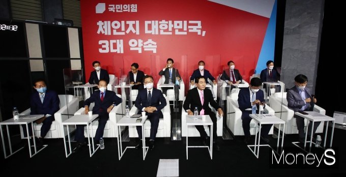 국민의힘이 제20대 대통령 선거 2차 경선에 진출하는 8명의 대진표를 확정했다. 사진은 (윗줄 왼쪽부터) 황교안 전 미래통합당 대표, 박찬주 예비역 대장, 장성민 세계와동북아평화포럼 이사장, 박진 의원(서울 강남을), 윤석열 전 검찰총장, 원희룡 전 제주도지사, 하태경 의원(부산 해운대갑), 유승민 전 의원, 안상수 전 인천시장, 최재형 전 감사원장, 장기표 국민의힘 김해을 당협위원장, 홍준표 의원(대구 수성을)가 7일 서울 강서구 마곡중앙로 한 방송스튜디오에서 열린 국민의힘 '제20대 대통령후보자 1차 경선 후보자 3대 정책공약 발표' '체인지 대한민국, 3대 약속 발표'에 참석한 모습. /사진=임한별 기자(국회사진취재단)