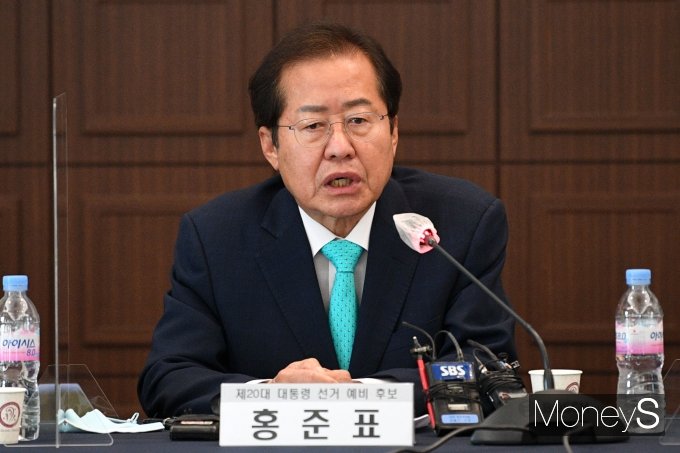 홍준표 의원(국민의힘·대구 수성을)이 페이스북에 윤석열 전 캠프를 향한 경고 메시지를 적었다. 사진은 지난 14일 홍 의원이 한국기자협회 초청 왁자지껄 토론회에 참석한 모습. /사진=국회사진취재단