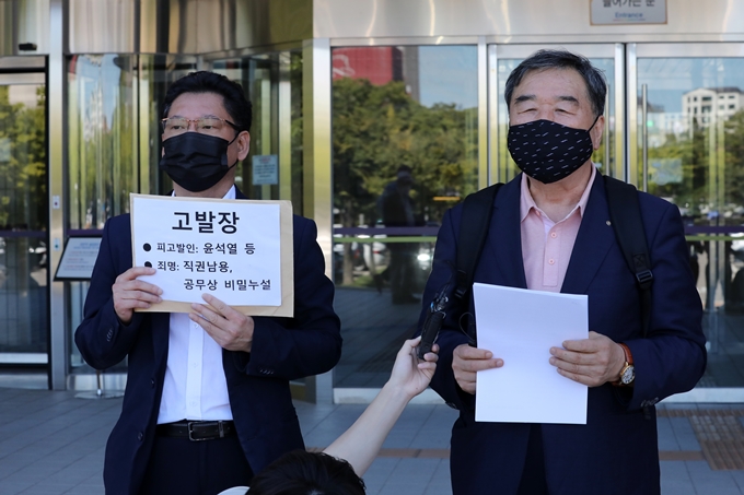 사법정의바로세우기시민행동(사세행)이 윤석열 전 검찰총장을 고위공직자범죄수사처에 고발했다. 사진은 17일 고발에 앞서 기자회견을 하는 김한메 사세행 대표(왼쪽)와 정대택씨(오른쪽). /사진=뉴스1