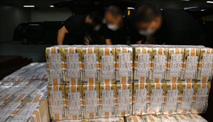 한국은행이 추석 연휴를 앞두고 4조8000억원의 화폐를 금융기관에 공급했다. 이는 지난해보다 약 5% 줄어든 수준으로 지난 2015년 이후 가장 적은 규모다. 사진은 지난 16일 서울 강남구 역삼동 한국은행 강남본부에서 관계자들이 시중 은행에 공급할 추석 자금을 방출하는 모습./사진=뉴스1