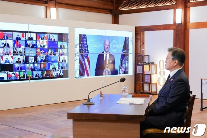 문재인 대통령이 22일 청와대 상춘재에서 화상으로 열린 기후정상회의에 참석해 조 바이든 미국 대통령의 발언을 경청하고 있다. 2021.4.22/뉴스1 © News1 유승관 기자