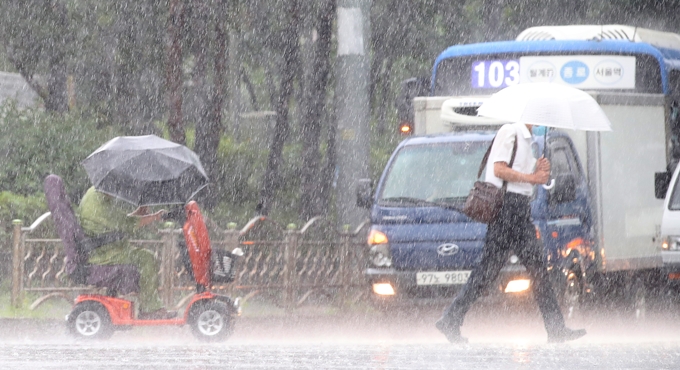오늘(21일) 전국 대부분 지역에서 천둥과 번개를 동반한 강한 비가 내리겠다. /사진=뉴스1
