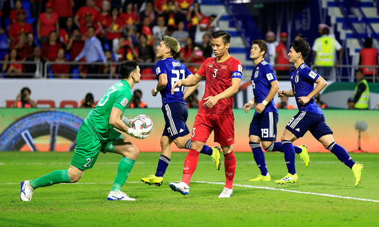 21일(한국시각) 아시아축구연맹(AFC)은 베트남 축구대표팀 주전 골키퍼 당반람의 부상 소식을 전했다. 사진은 지난 2019년 아시안컵에서 활약중인 당반람(왼쪽). /사진=로이터