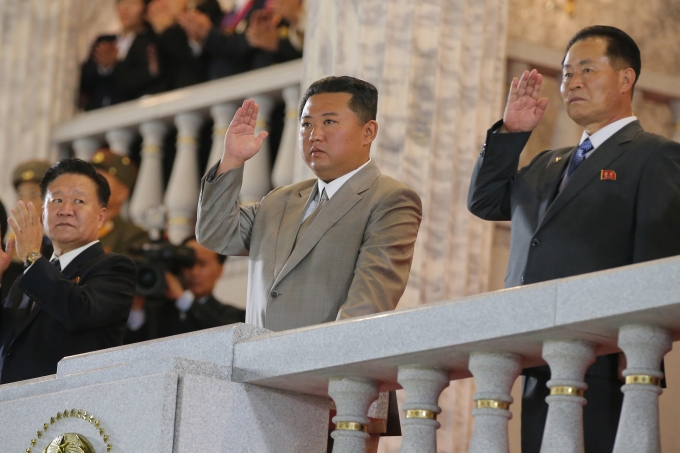 김정은 북한 국무위원장이 최근 공개 석상에 이전보다 상당히 날씬해진 모습으로 나타났다./사진=뉴스1(노동신문)