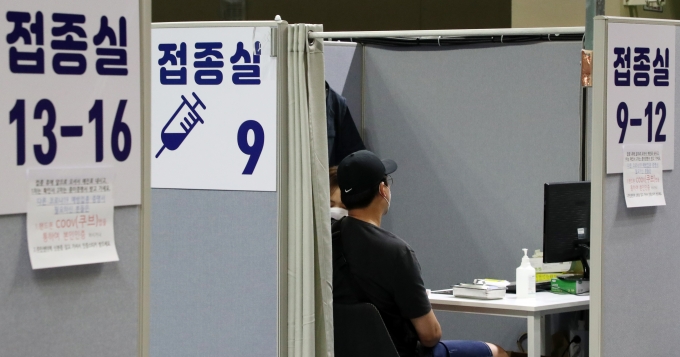 다음달 1일부터 신종 코로나바이러스 감염증(코로나19) 백신 예방접종을 신청하지 않은 577만여명을 대상으로 접종이 시작되는 가운데 오는 30일까지 사전예약이 진행된다. 사진은 지난달 26일 서울 관악구 사당동 사당종합체육관 코로나19 접종실에 놓여져 있는 모습./사진=뉴스1