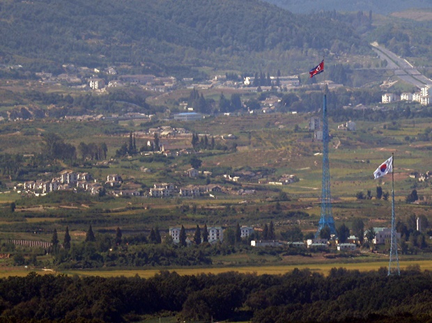 한국의 미사일 방어체계가 북한 탄도미사일에 최적화돼있어 북한의 신형 장거리 순항미사일에는 대응하기 어렵다는 지적이 나왔다. 사진은 지난 16일 경기 파주시 접경지역에서 바라본 북측 기정동 마을과 남측 대성동 마을에 각각 인공기와 태극기가 펄럭이고 있는 모습. /사진=뉴스1