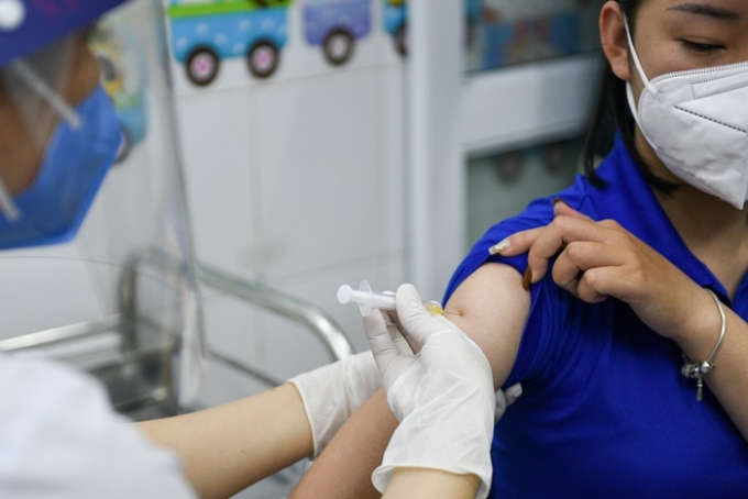 베트남에서 한 여성 교사가 신종 코로나바이러스 감염증(코로나19) 백신을 10분 사이에 두 차례나 접종했다. 사진은 지난 3월8일 한 시민이 베트남 하이즈엉에서 백신을 접종하는 모습. /사진=로이터 