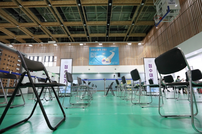 코로나19 백신 1차 접종자는 61만여명, 2차 접종 완료자는 41만여명으로 집계됐다. 인구 대비 1차 접종률 73.5%, 접종 완료율 44.8% 수준이다. /사진=뉴스1