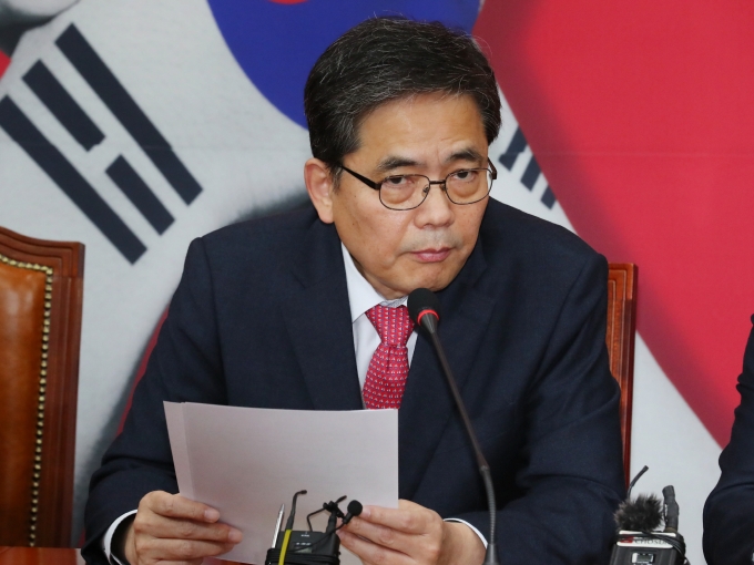 조국 전 법무부 장관이 6년을 근무한 화천대유로부터 무려 50억원의 퇴직금을 받은 것으로 알려진 곽상도 국민의힘 의원 아들을 저격하는 듯한 글을 자신의 페이스북에 올렸다. 사진은 곽상도 국민의힘 의원. /사진=뉴시스
