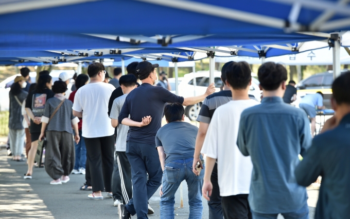 코로나19 누적 감염자가 30만명을 돌파한 것으로 집계됐다. 사진은 대구 수성구 대구스타디움 제3주차장에 마련된 임시선별검사소에서 시민들이 코로나19 진단검사를 받기 위해 순서를 기다리는 모습. /사진=뉴스1