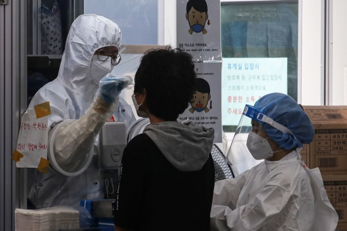 김부겸 국무총리가 추석 명절 대이동의 여파가 매서워 현재 코로나 확산세가 엄중한 상황이라고 진단했다. 사진은 서울시내 한 선별진료소를 찾은 시민이 코로나 검사를 받는 모습. /사진=뉴시스