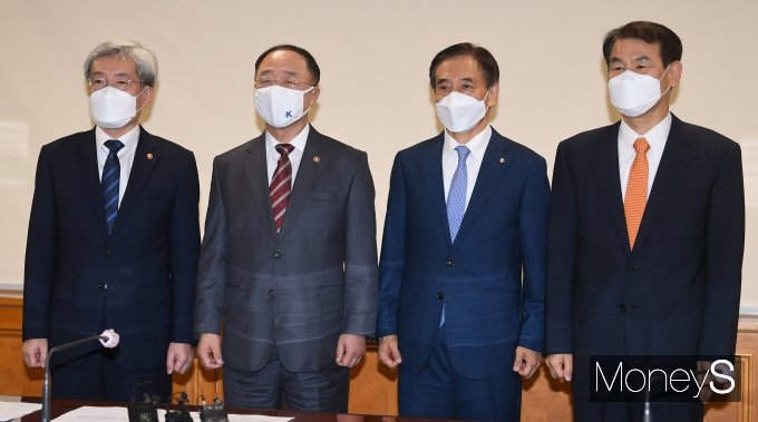 (왼쪽부터)고승범 금융위원장과 홍남기 경제부총리 겸 기획재정부 장관, 이주열 한국은행 총재, 정은보 금융감독원장이 30일 서울 중구 은행회관 중회의실에서 열린 거시경제금융회의에 참석해 기념촬영을 하고 있다./사진=장동규 기자