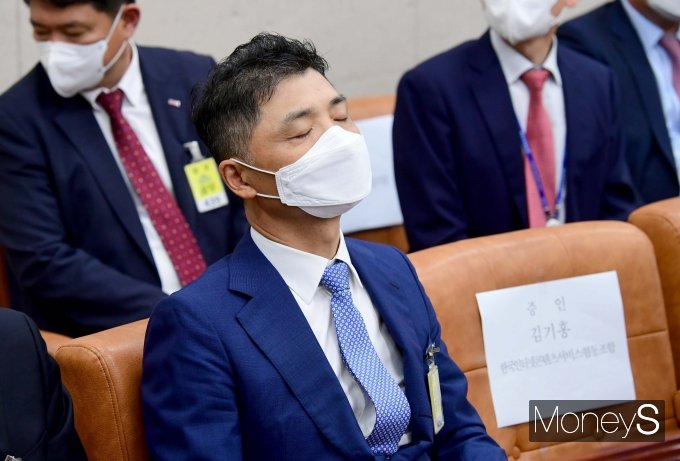김범수 카카오 의장이 7일 서울 여의도 국회에서 열린 산업통상자원중소벤처기업위원회의 중소벤처기업부 등에 대한 국정감사에서 잠시 눈을 감고 있다. /사진=장동규 기자