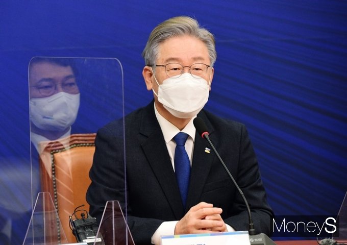 더불어민주당 대선 후보 이재명 경기도지사가 오는 18일과 20일로 예정된 경기도 국정감사에 출석하겠다고 지난 12일 밝히면서 그 이유를 둘러싼 궁금증이 커지고 있다. /사진=임한별 기자
