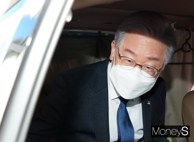 김남국 의원(더불어민주당·경기 안산단원을)은 14일 국정감사에 나가는 게 '이재명답다'고 말하며 이재명 후보의 국감 출석 결정에 하루도 걸리지 않았다고 말했다. 사진은 이 후보가 지난 13일 서울 여의도 국회 본관 206호에서 열린 더불어민주당 대통령 후보·당대표·상임고문단 간담회 참석 후 차량에 탑승해 국회를 나서는 모습. /사진=임한별 기자