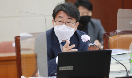 15일 오후 국민건강보험공단과 건강보험심사평가원을 대상으로 한 국회 보건복지위원회 국정감사가 시작한 지 15분이 되지 않아 정회됐다. 최종윤 더불어민주당 의원./사진=신웅수 뉴스1 기자