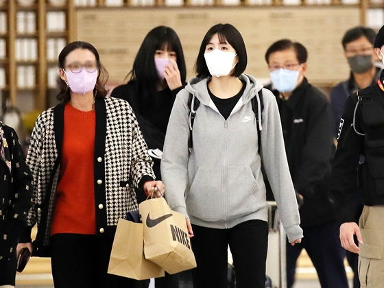 학교폭력 논란으로 무기한 출장정지를 받은 이재영·이다영 쌍둥이 자매가 지난 16일 오후 부모님과 함께 그리스로 떠났다. /사진=뉴스1