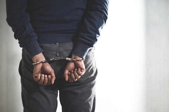 광주 한 술집에서 실수로 자신의 겉옷을 가져간 옆 자리 손님을 때려 숨지게 한 50대가 징역 4년을 선고받았다. /사진=이미지투데이