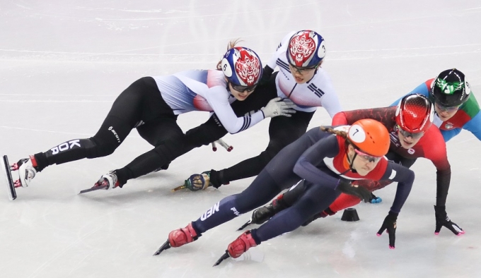 지난 2018 평창동계올림픽 쇼트트랙 여자 1000m 결승전 당시 최민정(왼쪽)과 심석희(왼쪽에서 두번째)가 엉키면서 넘어졌다. /사진=뉴스1