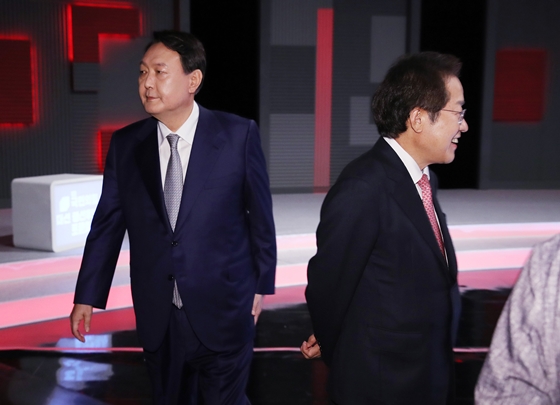국민의힘 대선 경선 후보인 홍준표 의원 측이 당내 경쟁자인 윤석열 전 검찰총장을 향해 아내인 김건희씨의 계좌거래내역 공개를 요구했다. 윤석열(왼쪽), 홍준표 국민의힘 대선 예비후보들이 지난 15일 서울 상암동 MBC 사옥에서 열린 1대1 맞수토론 준비를 하고 있다. /사진=뉴스1