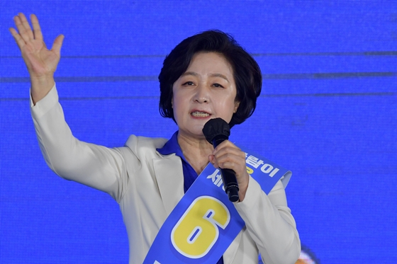 추미애 전 법무부 장관이 국민의힘 대권 주자인 윤석열 전 검찰총장은 조속히 사퇴하고 수사당국은 구속 수사를 해야 한다고 촉구했다. 추미애 더불어민주당 대선 예비후보가 지난 10일 서울 송파구 올림픽공원 SK올림픽핸드볼경기장에서 열린 제20대 대통령선거 후보자 선출을 위한 서울 합동연설회에서 정견발표를 하고 있다. /사진=뉴스1