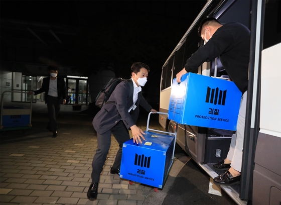 성남시 대장동 개발사업을 주도한 성남도시개발공사의 황무성 초대 사장이 참고인 신분으로 경찰에 소환됐다. 대장동 개발 특혜·로비 의혹을 수사 중인 검찰이 성남시청 압수수색이 끝난 지난 15일 경기도 성남시 중원구 성남시청에서 검찰 관계자가 압수품을 차량에 싣고 있다. /사진=뉴스1