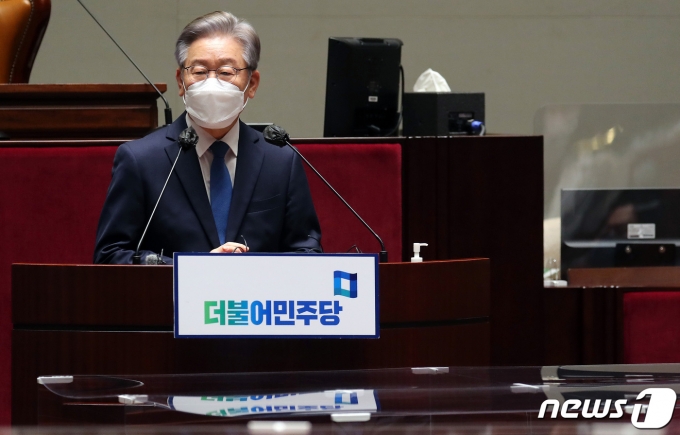 이재명 대선 후보가 15일 오전 서울 여의도 국회 예결위회의장에서 열린 더불어민주당 의원총회에서 발언하고 있다. 2021.10.15/뉴스1 © News1 이동해 기자