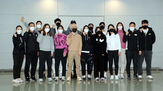대표팀은 오는 21일 중국 베이징에서 열리는 2021-22 ISU(국제빙상경기연맹) 쇼트트랙 월드컵 시리즈 1차 대회에 출전하기 위해 17일 출국했다. 최민정 등 대한민국 쇼트트랙 국가대표 선수들이 17일 오후 인천국제공항에서 출국 전 파이팅을 외치고 있다. /사진=뉴스1