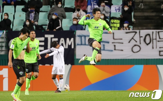 Jeonbuk Hyundai Kyowon celebrates after scoring the equalizer during the match between Jeonbuk Hyundai and Ulsan Hyundai in the '2021 Asian Football Federation (AFC) Champions League (ACL) quarterfinals match held at Jeonju World Cup Stadium in Jeonju, Jeonbuk on the 17th. 2021.10.17/News 1 © News1 Reporter Kyung-seok Yoo