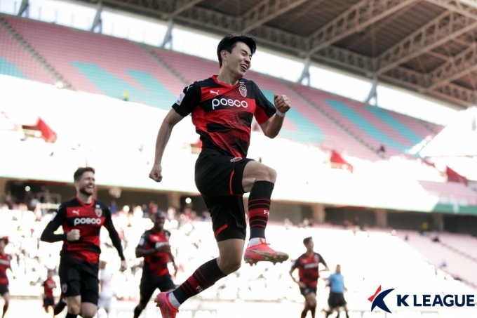 The Pohang Steelers Im Sang-hyeop celebrates after scoring the opening goal in the second half of the ACL quarterfinal match against Nagoya Grampus in Jeonju on the 17th. (Provided by Korea Professional Football Federation) © News 1