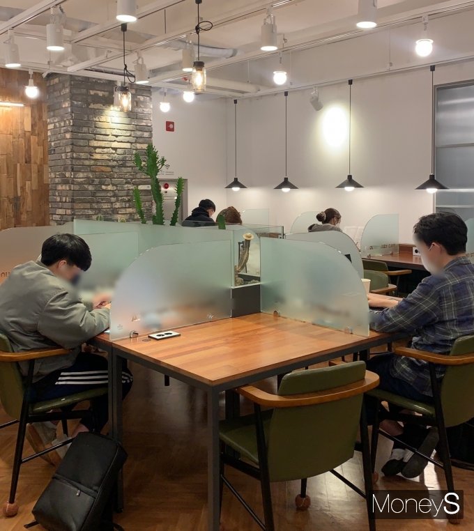 독서실·스터디카페·공연장·영화관의 영업시간이 밤 12시까지로 조정되면서 지난 19일성동구 한 스터디카페는 학생들로 북적였다. /사진=서지은 기자