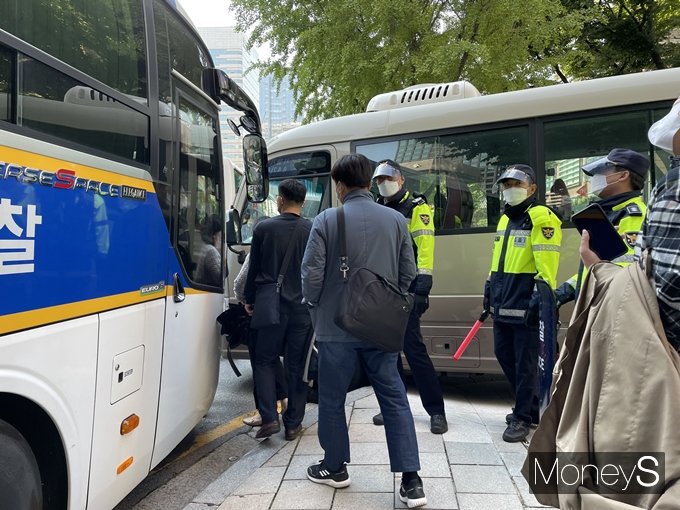 전국민주노동조합총연맹(민주노총) 총파업과 관련해 시민들이 교통 불편을 겪었다. 사진은 광화문역 인근 시민들의 교통을 통제하는 경찰 모습. /사진=김동욱 기자