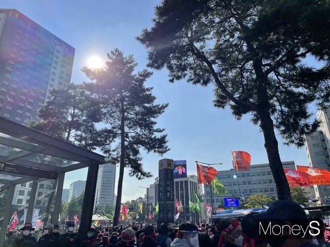 민주노총 총파업으로 인해 지하철, 버스, 도보 등이 20일 통제됐다. 사진은 대규모 집회가 열린 서울 서대문역 인근. /사진=김동욱 기자