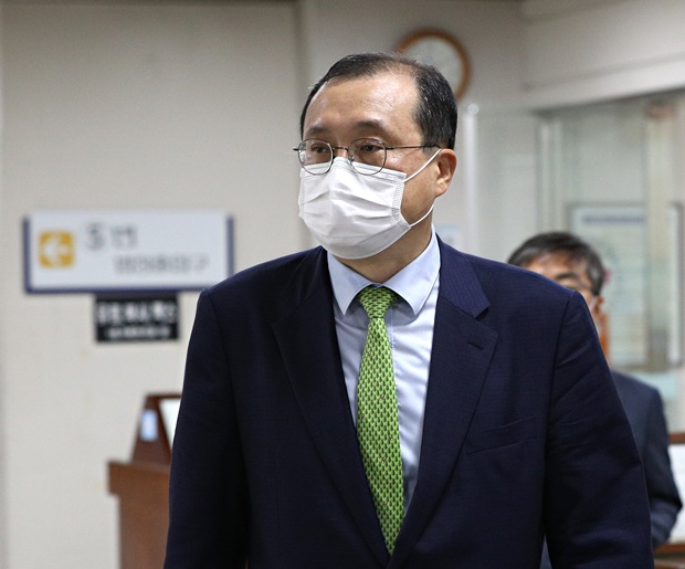 재판에 개입한 혐의로 법관 탄핵심판에 넘겨진 임성근 전 부산고등법원 부장판사의 탄핵심판 사건을 헌법재판소가 각하했다. 사진은 임 전 부장판사가 지난 8월12일 오후 서울 서초구 서울고등법원에서 열린 직권남용권리행사방해 항소심 선고 공판에 출석하는 모습. /사진=뉴스1